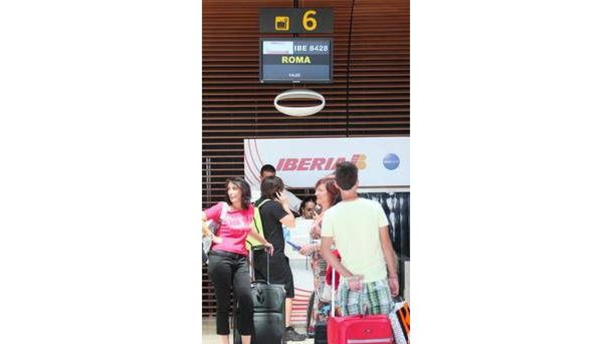 Los pasajeros hacen cola para facturar a Roma.