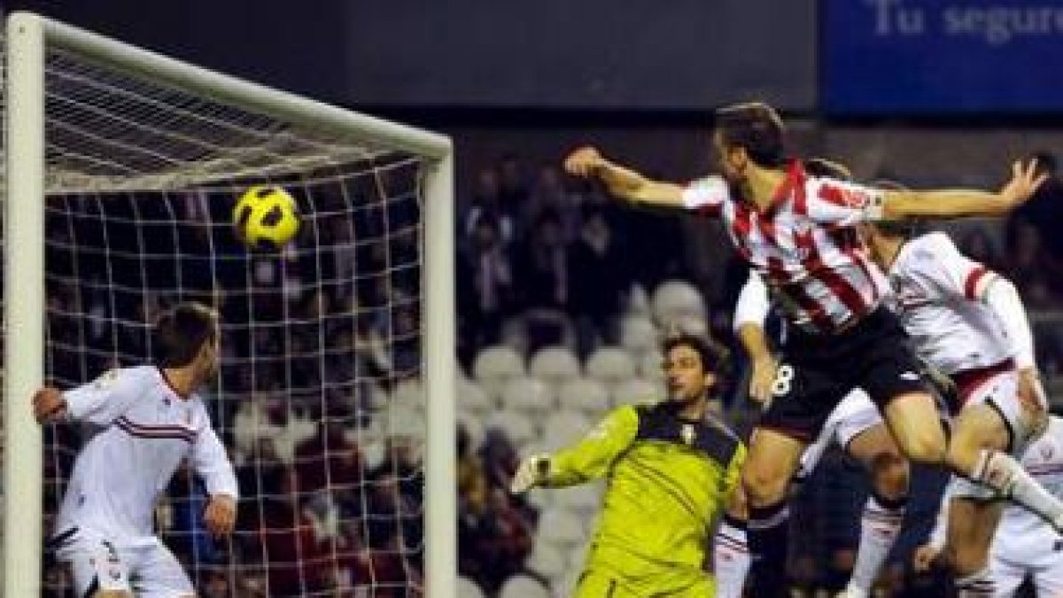 Gurpegui en el momento de conectar el cabezazo a gol.