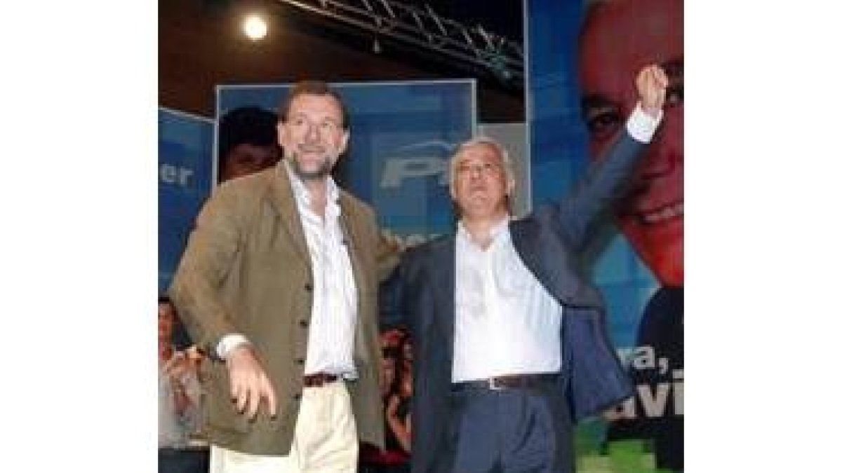 Rajoy acudió ayer a la proclamación de Arenas como candidato andaluz