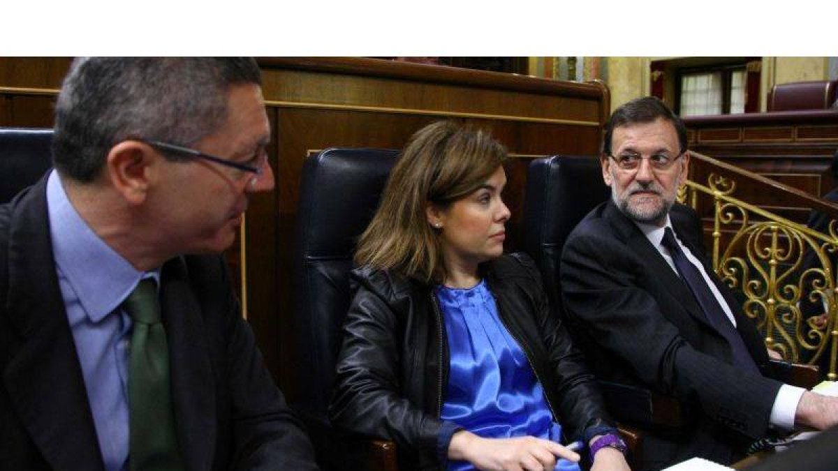 Gallardón, Sáenz de Santamaría y Rajoy, durante la última sesión de control al Gobierno.