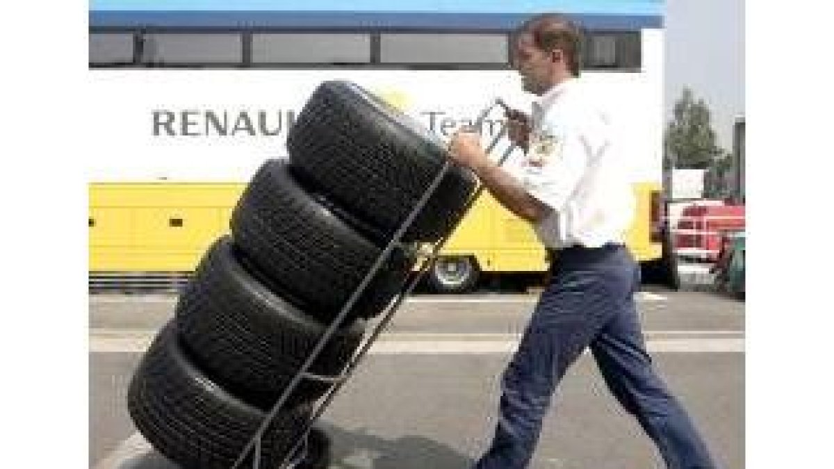 Un componente del equipo Renault prepara los neumáticos