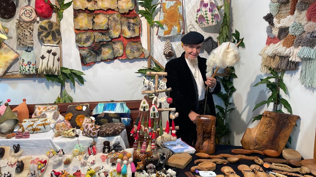 Ovidio García, en el puesto de madera en el que vende los productos que él y su mujer realizan. DL