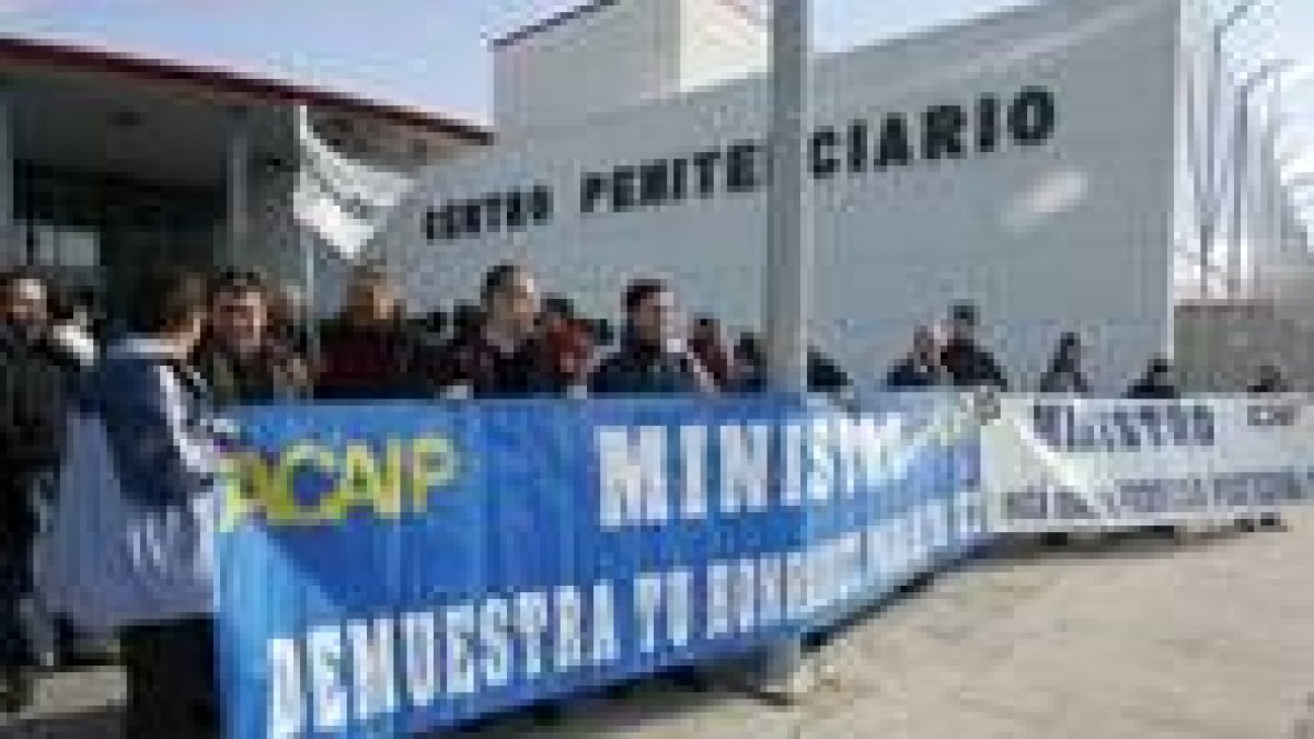 Los sindicatos se concentraron de nuevo en las puertas de la prisión para pedir mejores condiciones