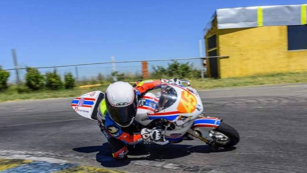 Sergio González afronta la última carrera de Supermotard con el título de campeón asegurado. DL