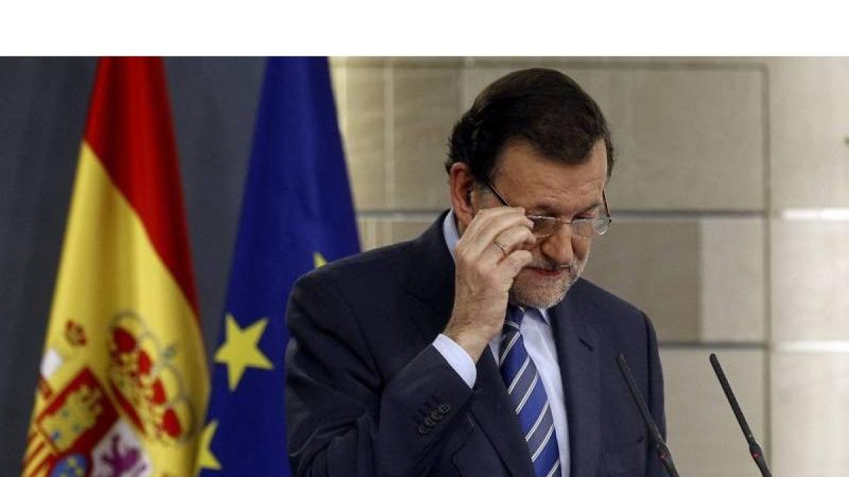 El presidente del Gobierno, Mariano Rajoy, durante la rueda de prensa que ha ofrecido junto al presidente del Consejo Europeo, Herman van Rompuy, tras la reunión que han mantenido esta tarde en el Palacio de la Moncloa, en Madrid.