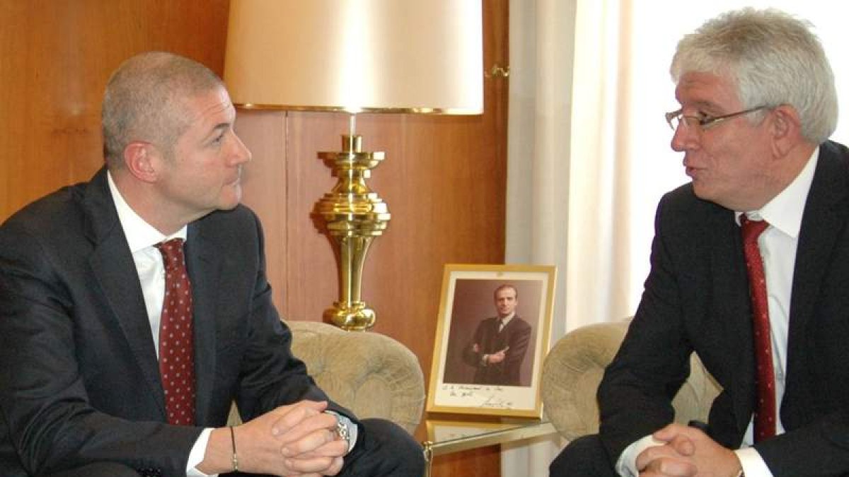 Luigi Lamonica, a la derecha, junto al director de Deportes de la ULE, Alejandro Vaquera.