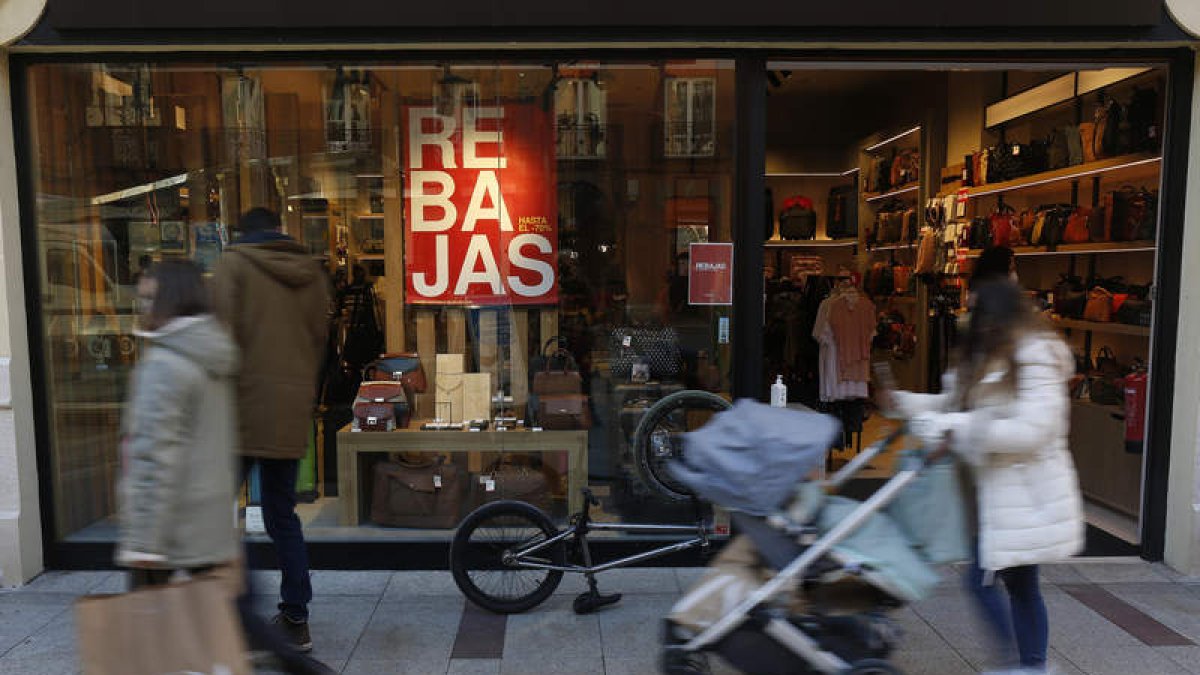 Los cambios de los regalos de Reyes y las cadenas marcan las primeras compras de las rebajas. FERNANDO OTERO
