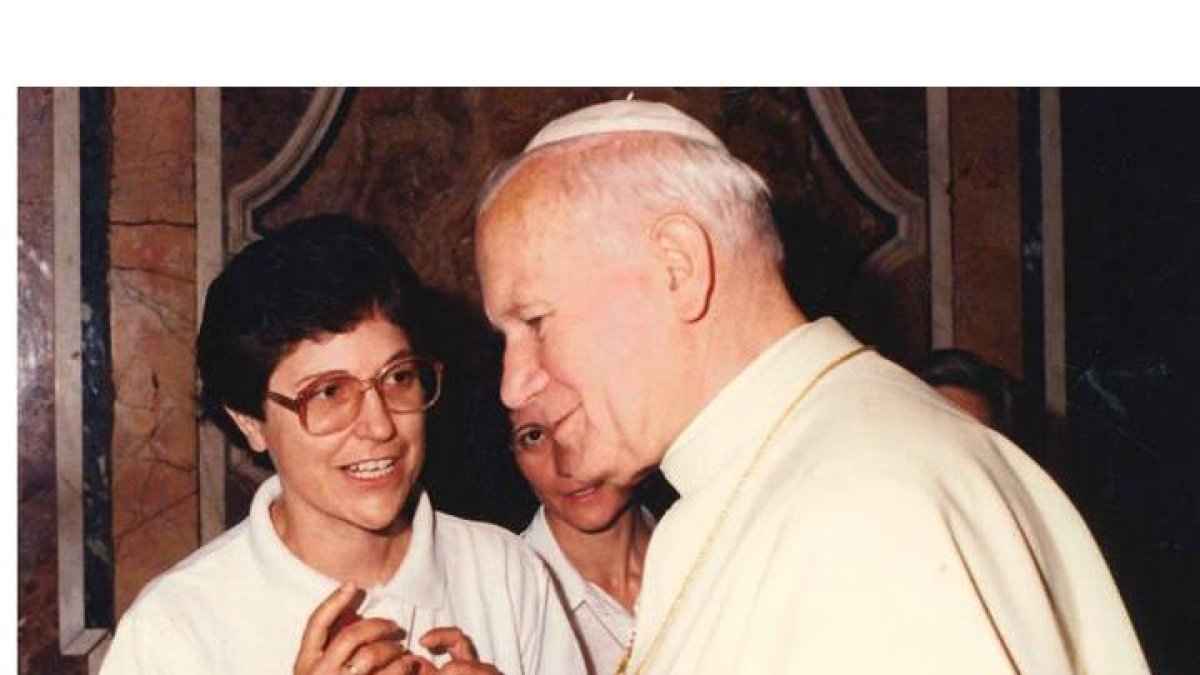 La religiosa leonesa Esther Paniagua en distendida conversación con el papa Juan Pablo II.