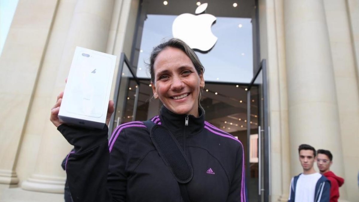 Nedy García, una de las primeras compradoras del iPhone 8 en Barcelona
