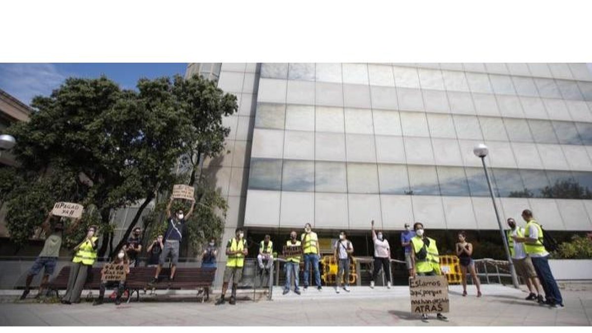 Una docena de trabajadores afectados por Erte de fuerza mayor y que todavía no han cobrado el para protestan en Barcelona. ALEJANDRO GARCÍA