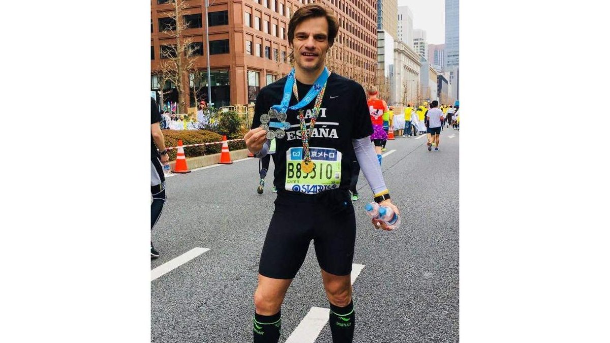 Javier Martínez luce orgulloso su medalla de los seis ‘majors’. DL