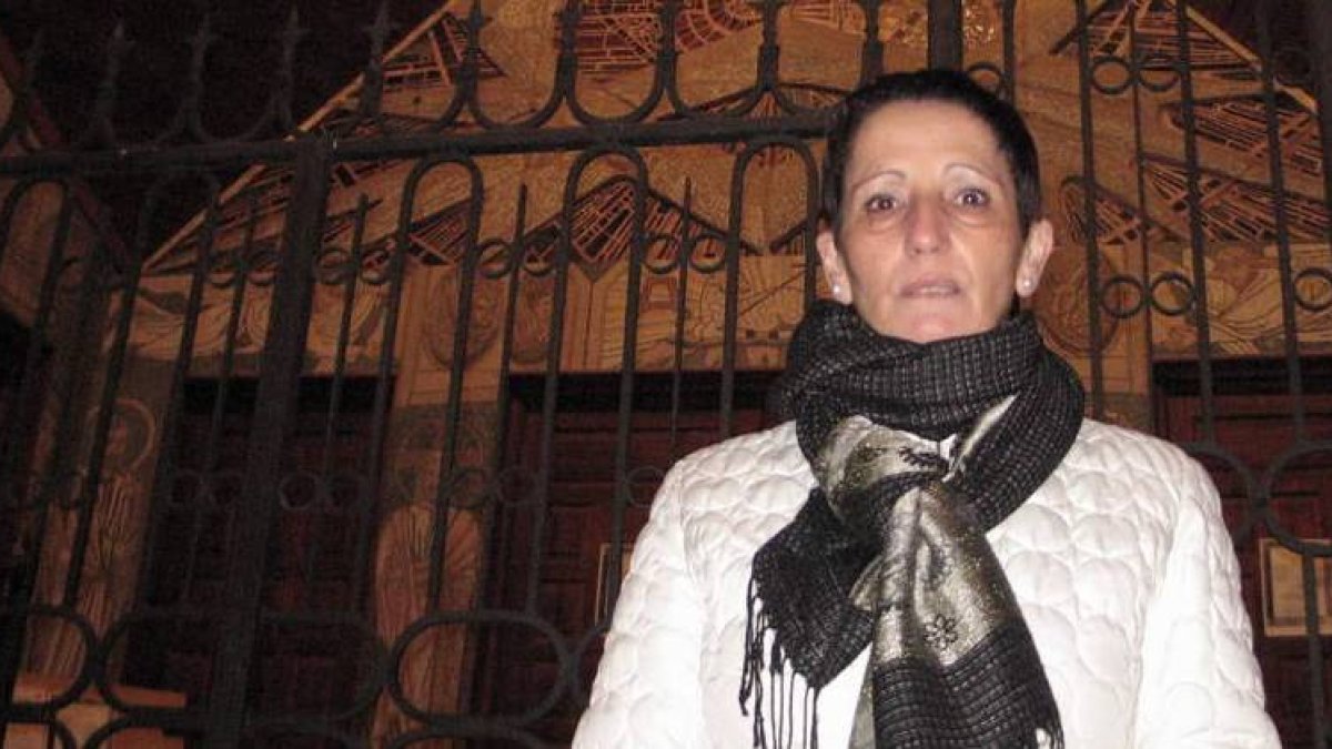 Mariluz Brime, ante la iglesia en la que se celebró el funeral por su tía y su prima.