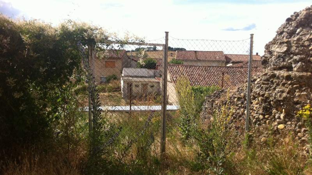 Detalle de los restos de la muralla que atraviesan una finca que es objeto de litigio entre los vecinos.