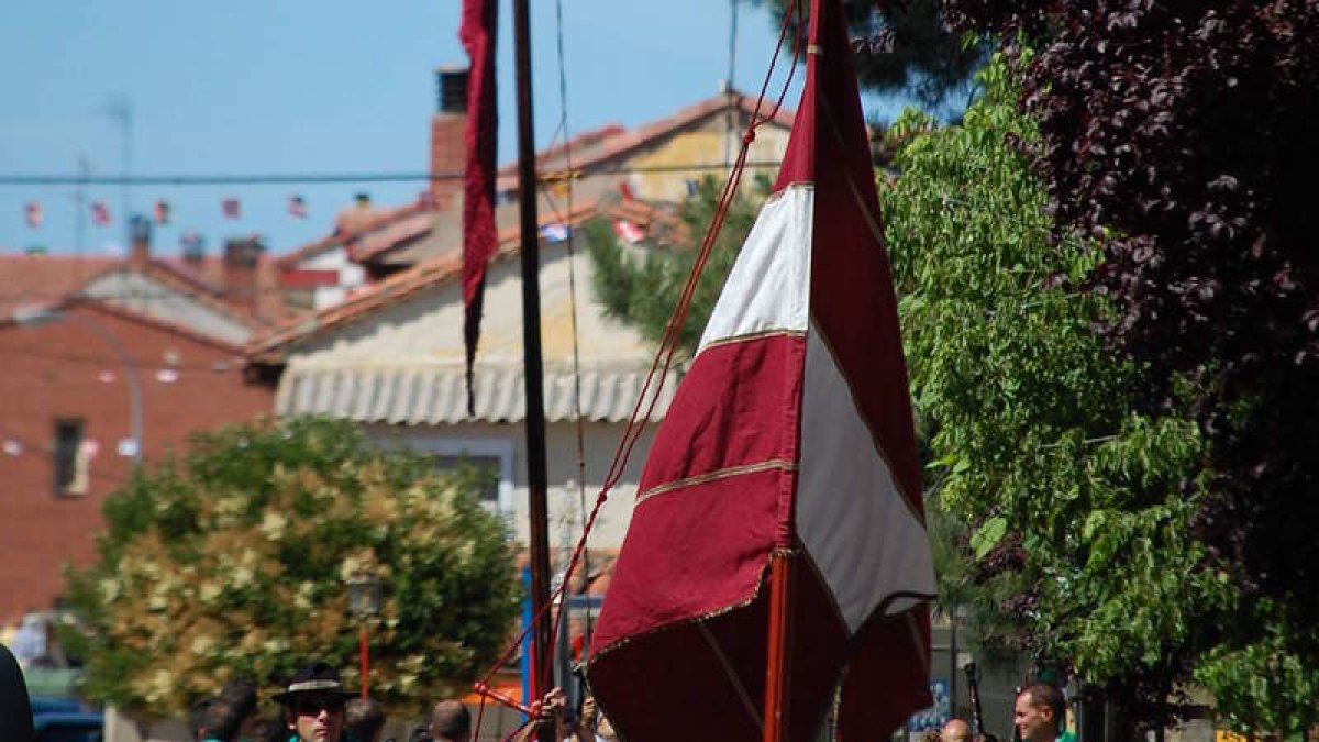 Pendones y pendonetas, entre otros, acompañan a la patrona de la localidad durante la procesión por las calles. DL