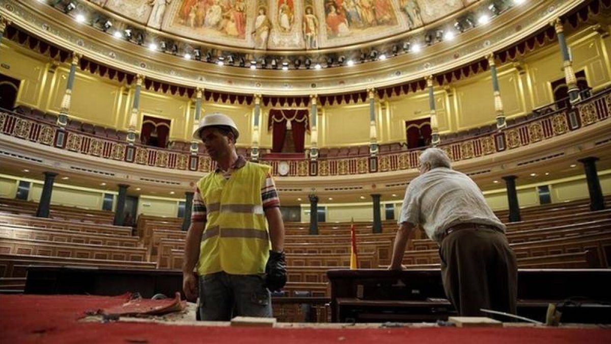 Unos operarios, hoy, durante los trabajos preparatorios de la coronación en el Congreso de los Diputados.