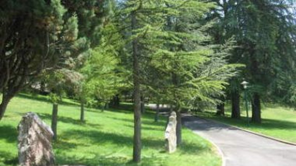 El parque Ángel González de La Pola es una auténtica muestra del paisaje del municipio.