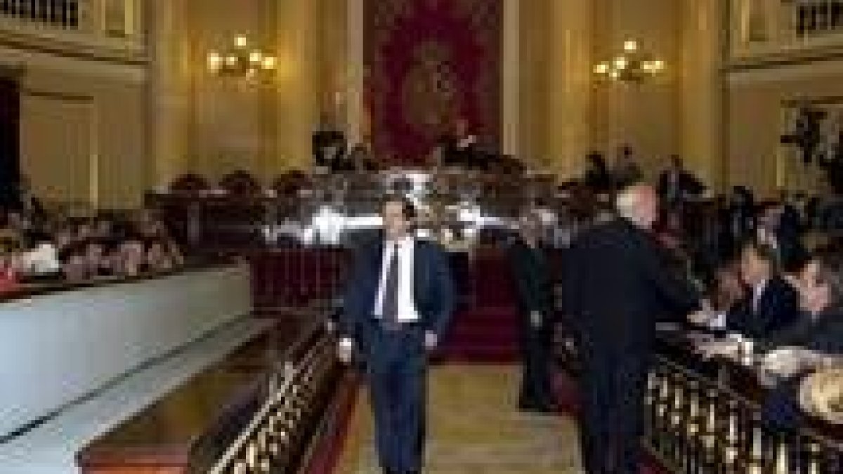 El ex presidente del Senado Juan José Lucas, antes del inicio de la sesión