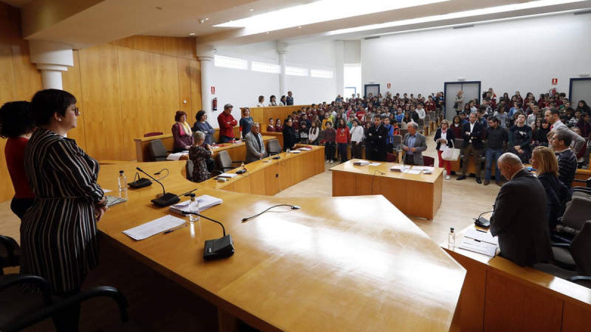La alcaldesa explicó a un centenar de escolares cada punto que abordó ayer el pleno. MARCIANO PÉREZ