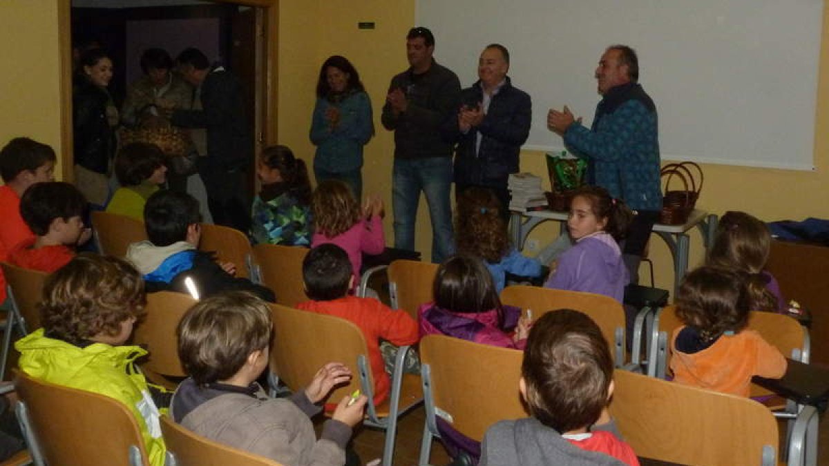 Los niños y niñas asisten a un taller sobre setas en la casa del parque de Puebla de Lillo.