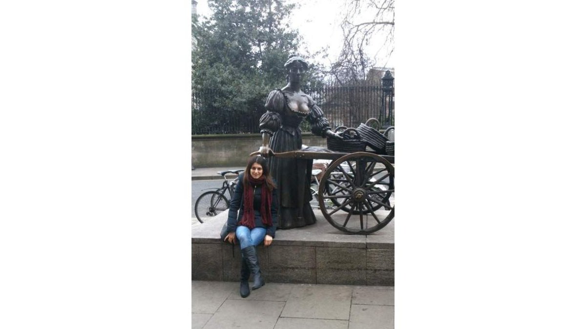 Laura Bayón, junto a la famosa estatua de Molly Malone.