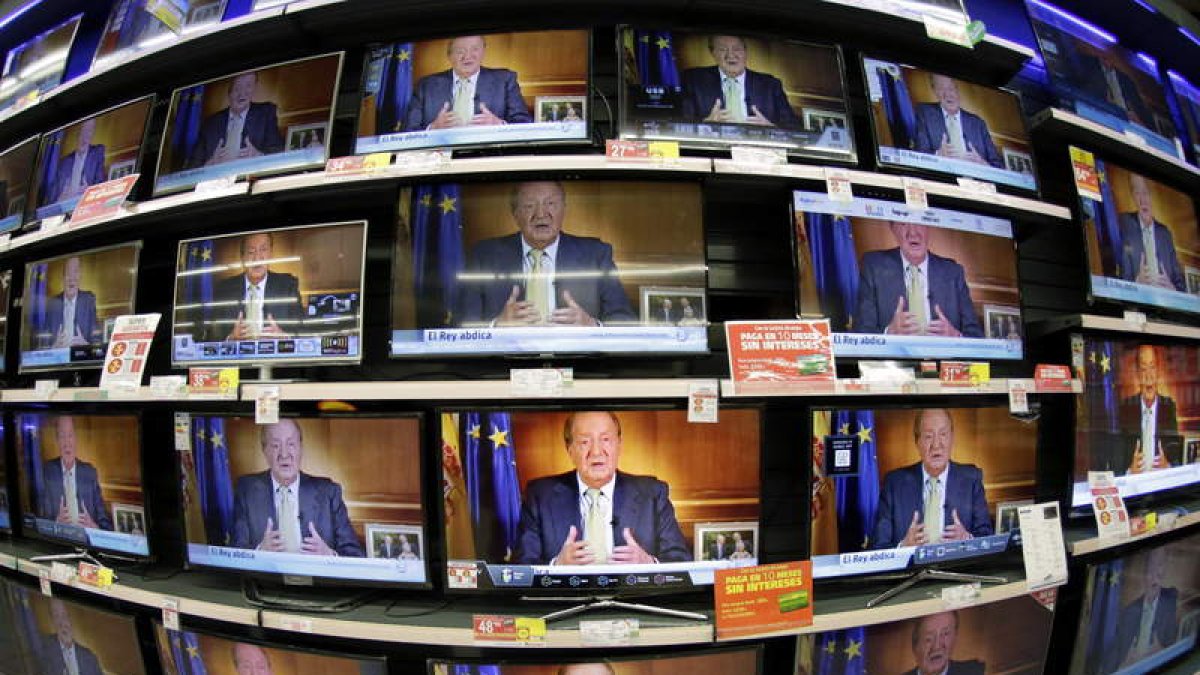 La imagen de Juan Carlos I proyectada en las televisiones de un centro comercial. LAVANDEIRA