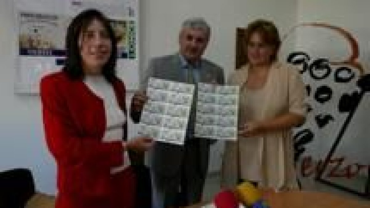 Genma Martín, de la Once, Méndez Laredo, y una edil de Cacabelos, presentaron ayer el cuponazo