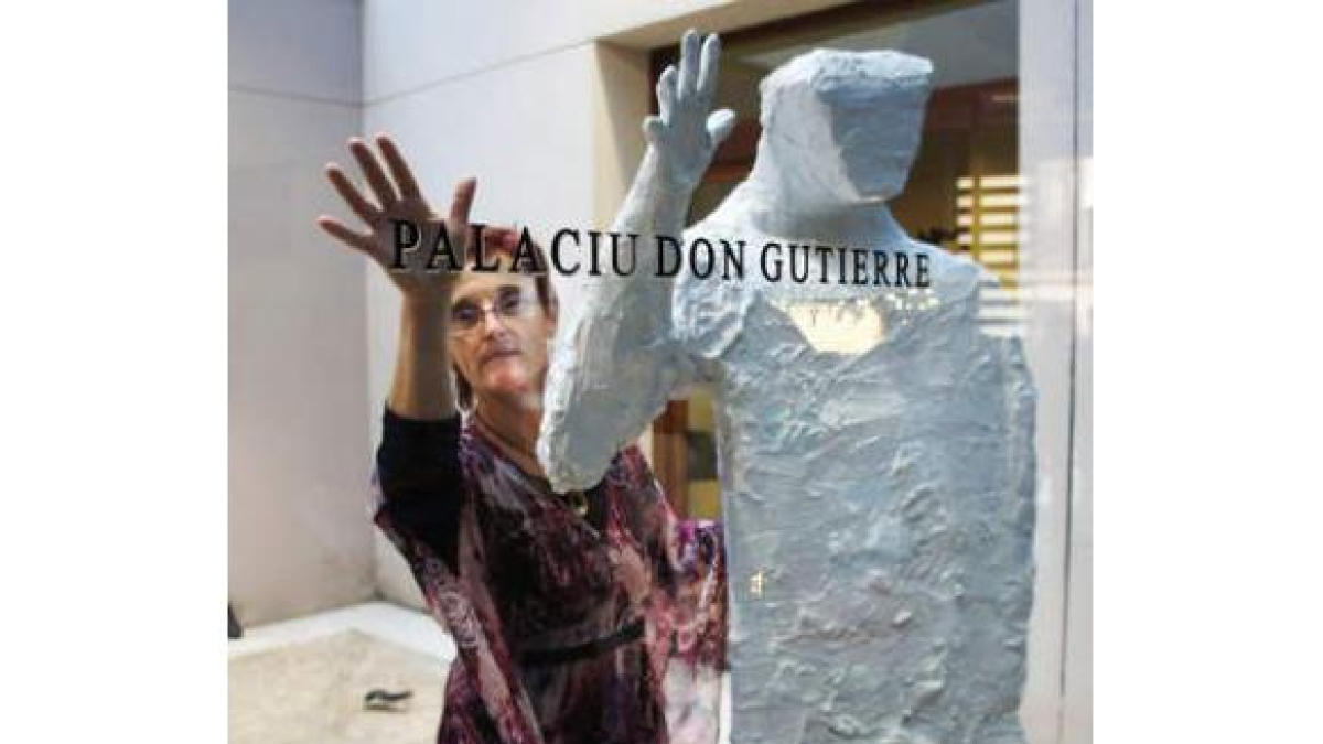 La escultora Isabel Alonso con una de sus obras.