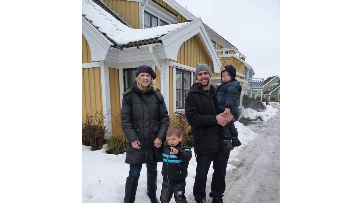 Pérez Marne con su esposa sueca, Sara, y sus dos hijos entre la nieve de Halmstad.