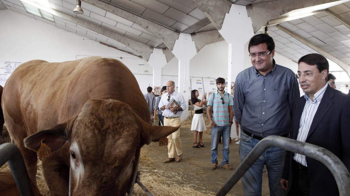 López, en el transcurso de su visita ayer a la feria de Salamanca.