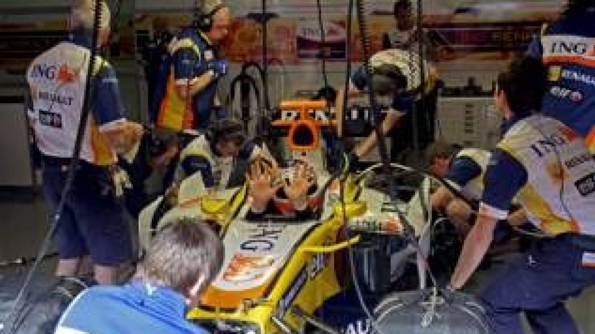 Nelson Piquet, en los boxes de Montmeló listo para probar la reformas en el R28