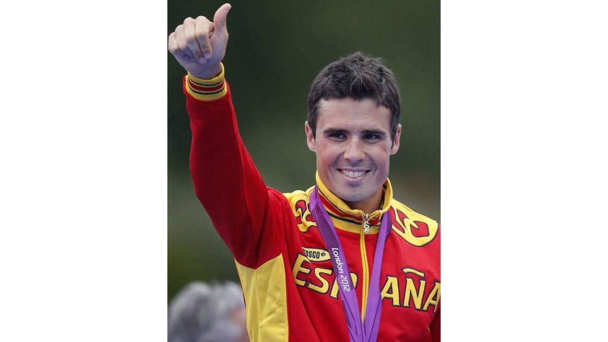 Gómez Noya saluda desde el podium tras ganar la plata.