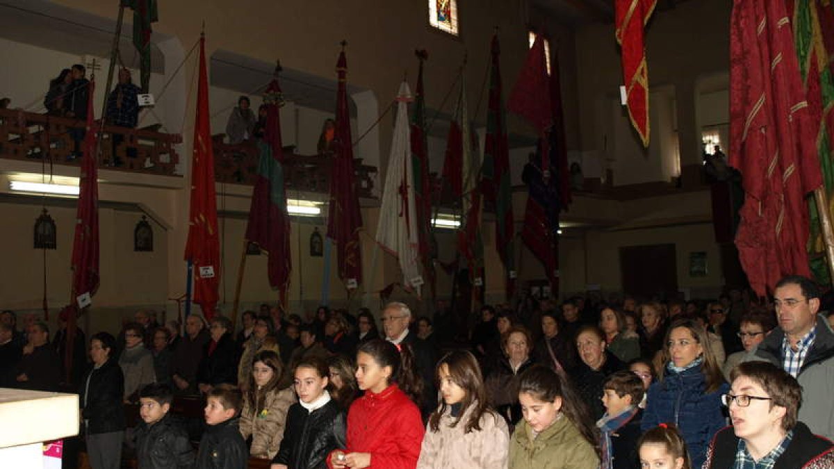 La parroquia de la villa se llenó para la inauguración de la muestra.