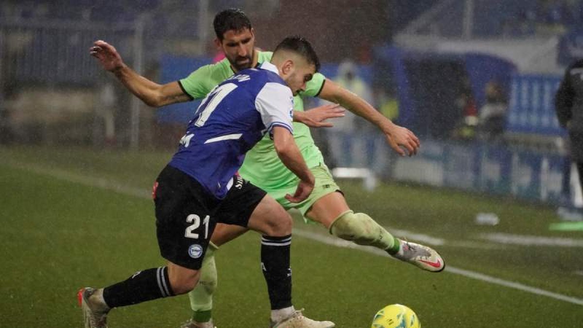 El defensa del Alavés Martín Aguirregabiria disputa el balón ante el delantero del Athletic Club Raúl García. L. RICO