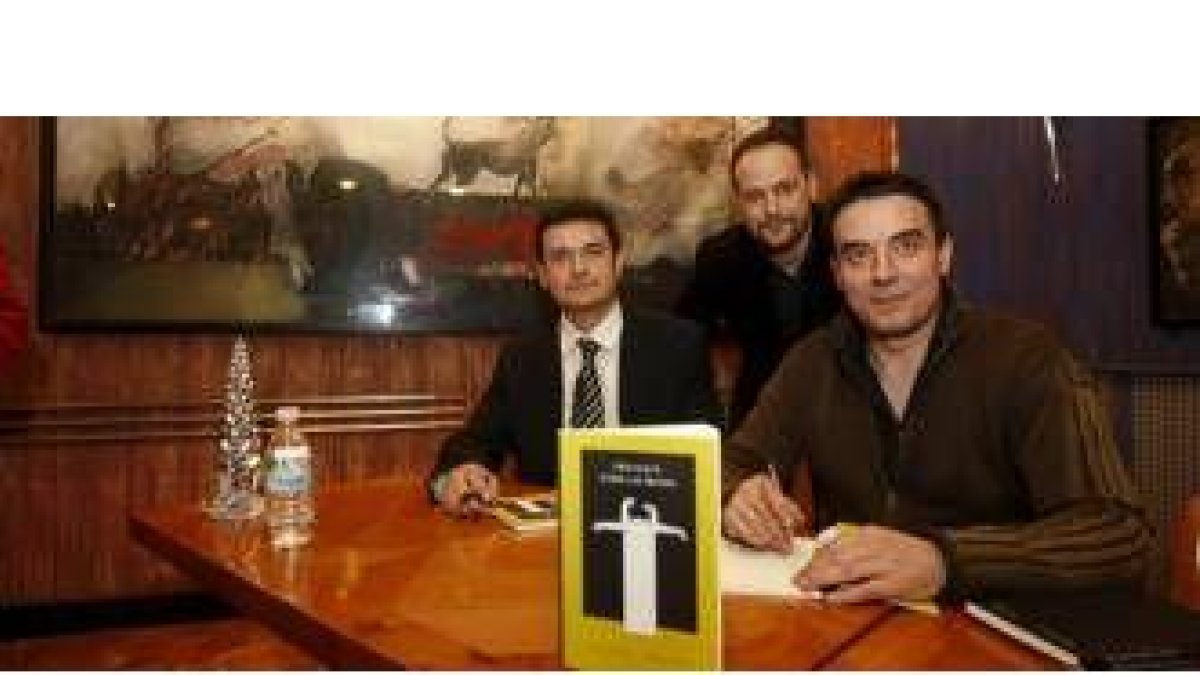 Amancio González, Héctor Escobar y Juan Carlos Pajares, ayer, en la presentación del libro