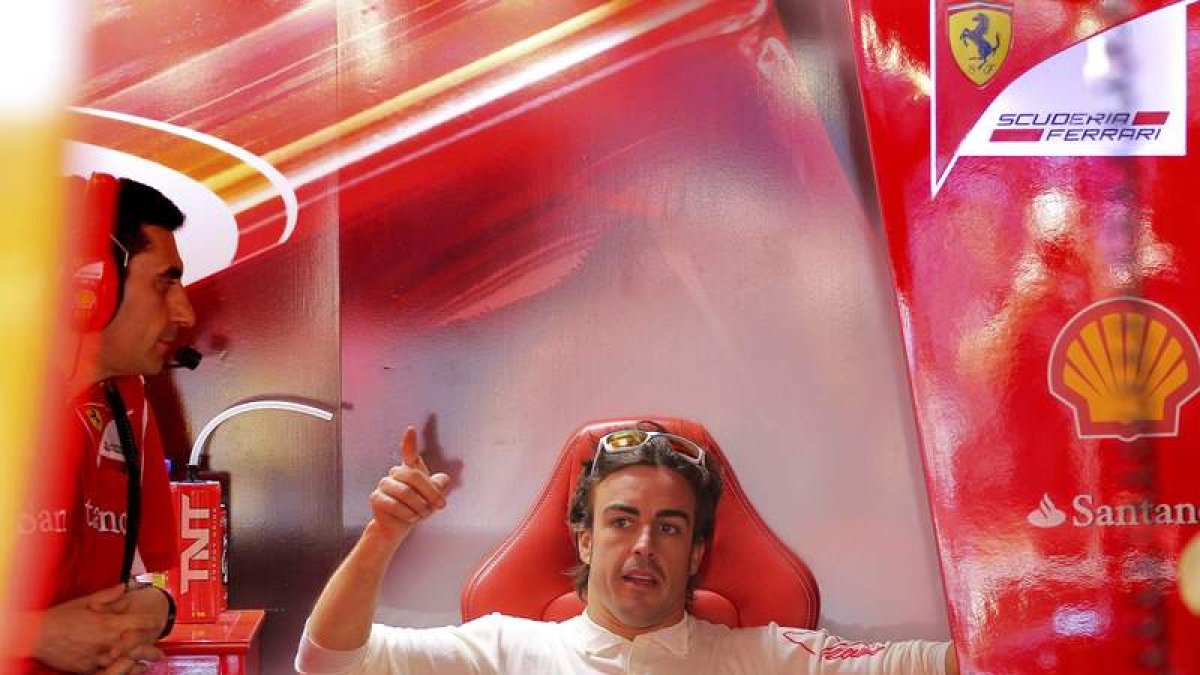 Alonso ayer en Mónaco en el garaje de Ferrari.