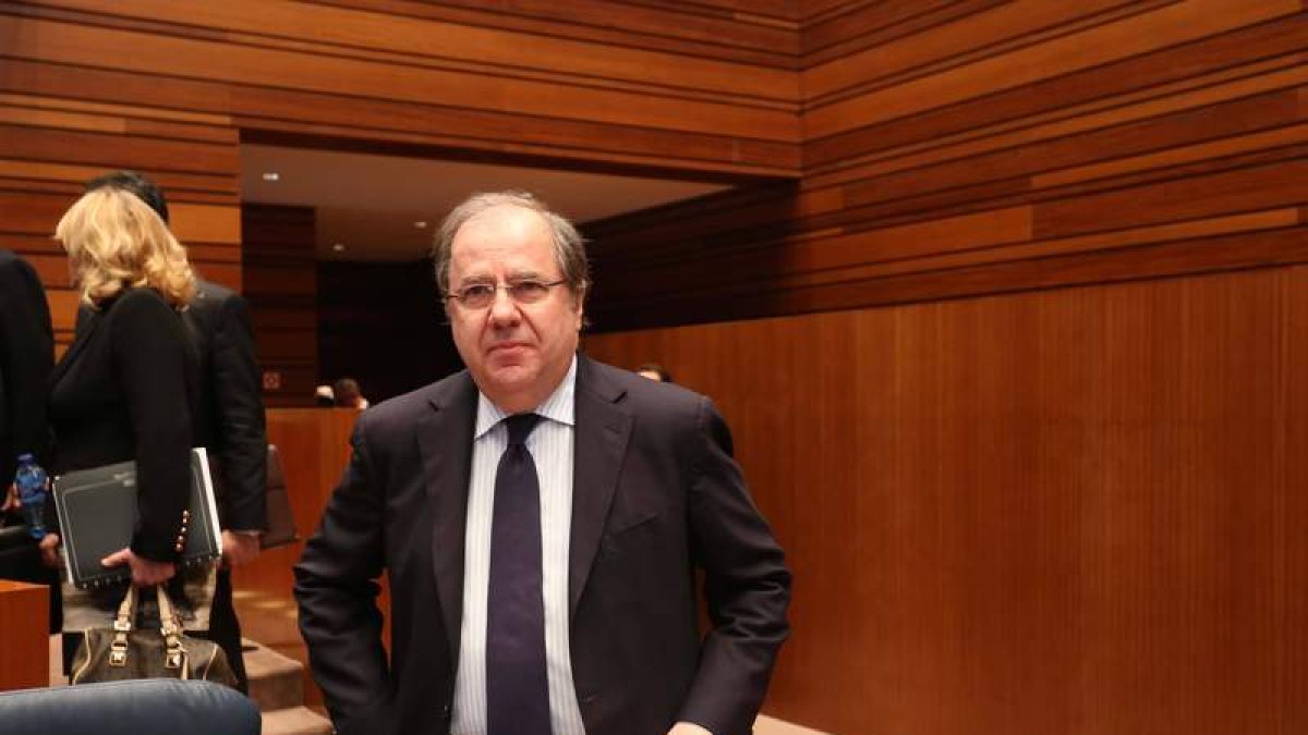 El presidente de la Junta, Juan Vicente Herrera, durante el pleno de las Cortes. DIEGO DE MIGUEL