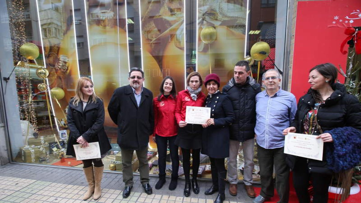 Fernández y Morán, ayer con los premiados en el certamen navideño.