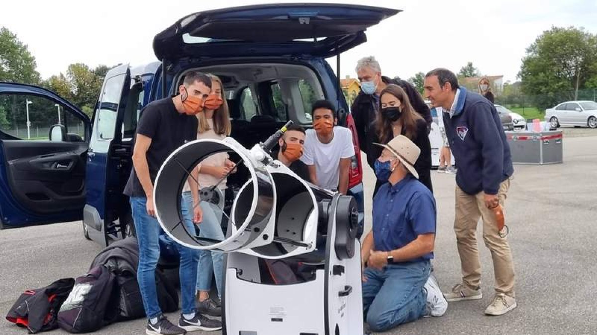 Científicos de la Nasa prueban los telescopios, ayer en Gijón. UNIOVI