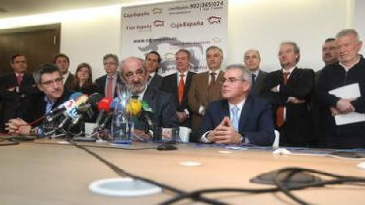 Fernández, Llamas y Fierro, que hizo las veces de Carrasco -”quien tampoco asistió a la negociación