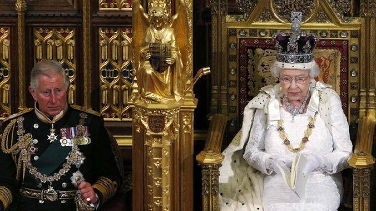 La reina, junto al Duque de Edimburgo, en el Parlamento.