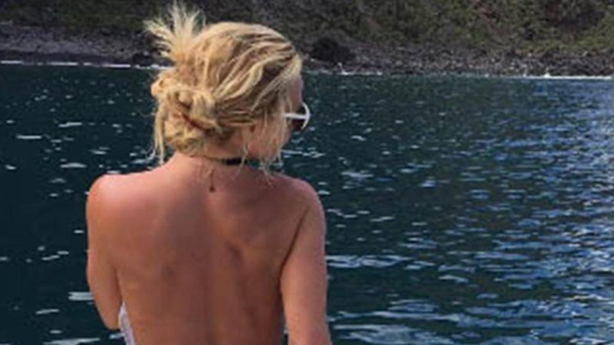 Britney Spears, en topless... de espaldas a la cámara.