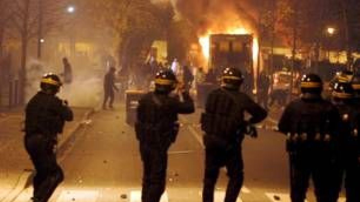 El estallido de violencia de los suburbios parisinos ha supuesto en dos noches 120 policías heridos