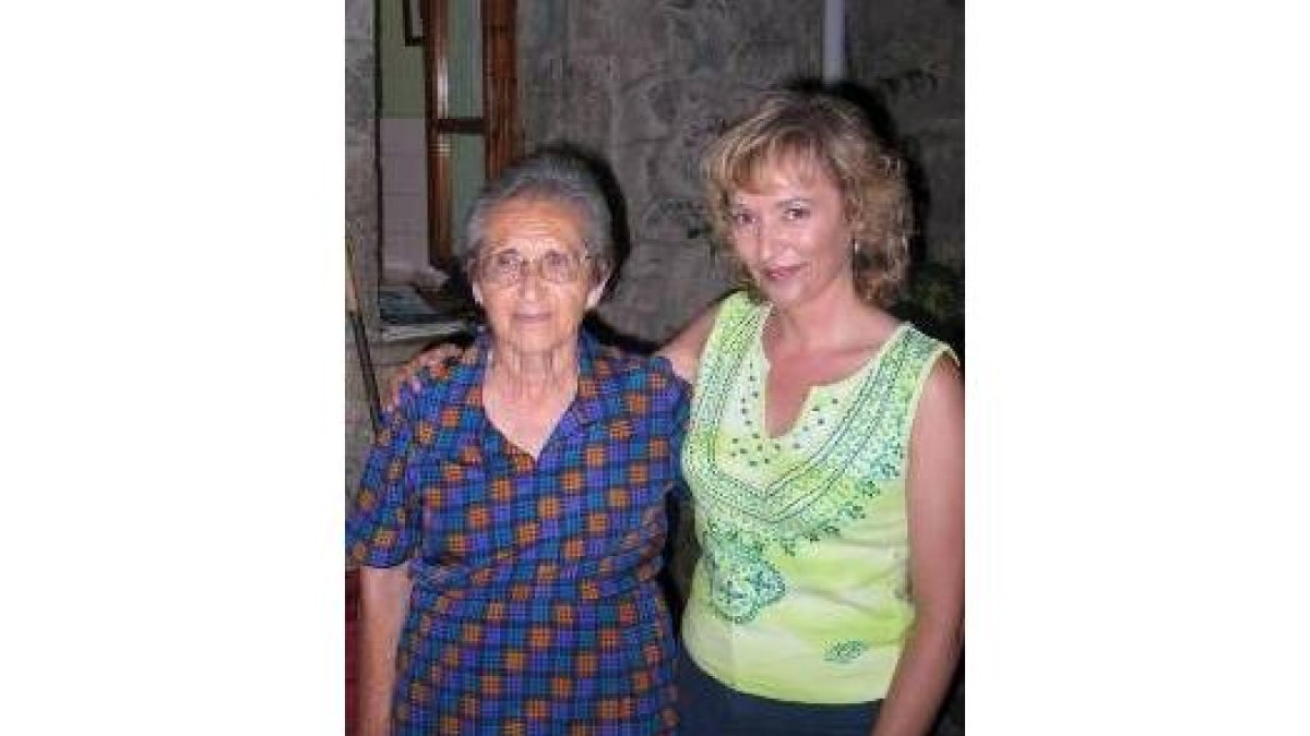 Teófila Gao Pérez y Ana Martínez de Paz posan juntas en Caín