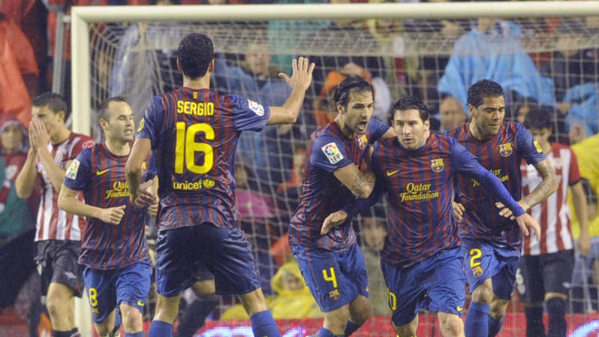 Los jugadores del Barcelona celebran con Messi el segundo gol del equipo azulgrana, que significó el empate con el Athletic.