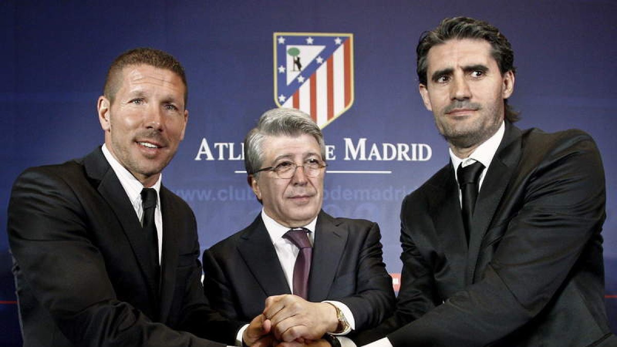 Simeone estrecha las manos a Enrique Cerezo y a José Luis Pérez Caminero.
