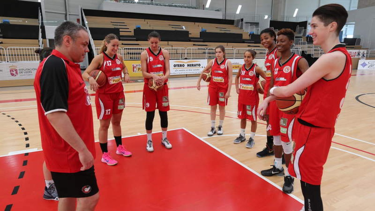 Fran García, a la izquierda, durante una sesión de entrenamiento con su equipo. L. DE LA MATA
