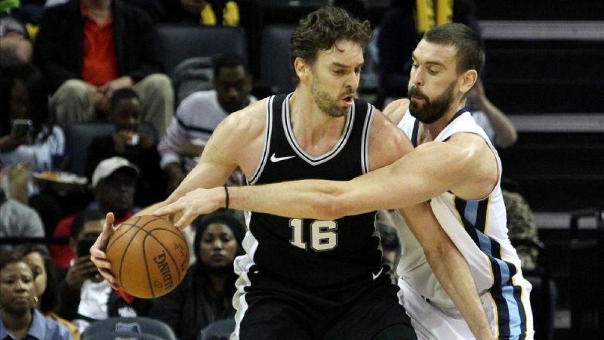 Pau Gasol juega de espaldas al aro, defendido por su hermano Marc en el partido de Menfis.