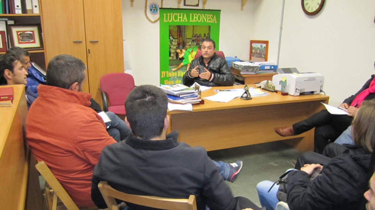 Balbuena preside la reunión con los clubes en la que se buscaron vías para la ‘Liga por Equipos’