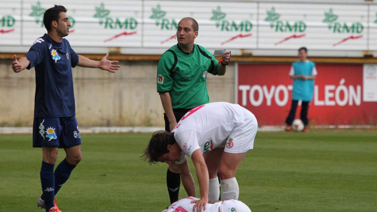 Álvaro Valdés se duele sobre el césped ante el Bembibre. El culturalista ya sintió molestias en su rodilla derecha el domingo.