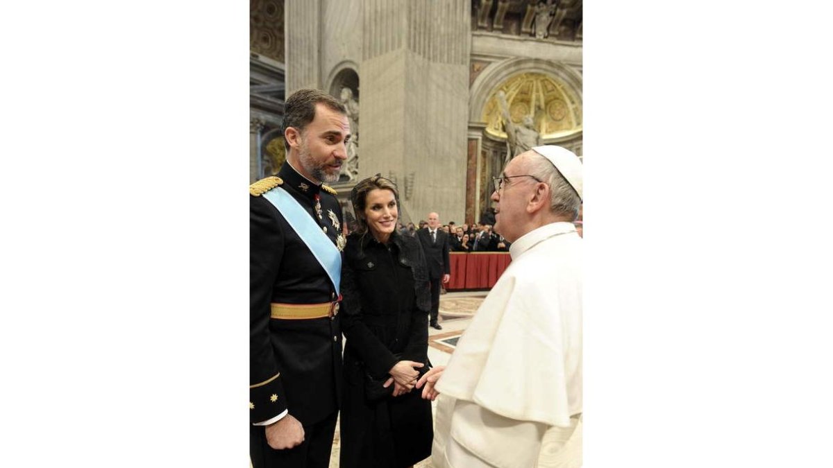 Los príncipes conversan con Francisco.